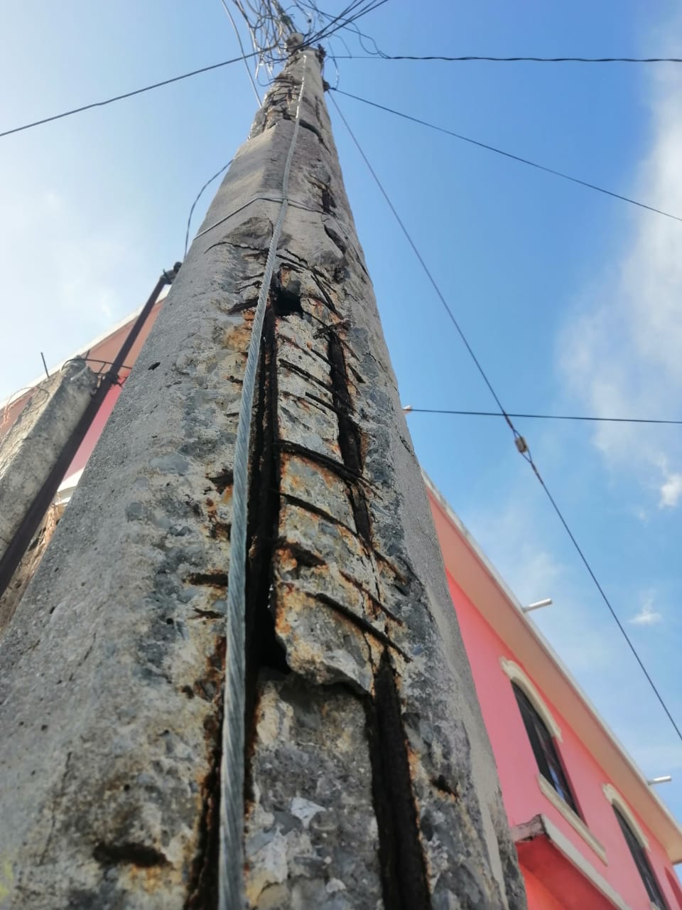 CFE NO BRINDA MANTENIMIENTO A POSTES DEL TWNDIDO ELECTRICO