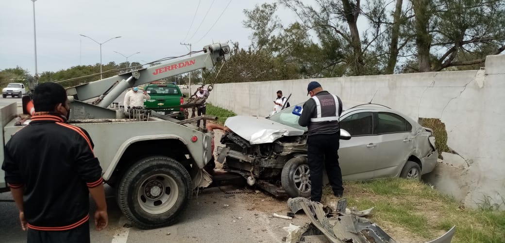 SE REGISTRA FUERTE ACCIDENTE EN CORREDOR URBANO, QUEDA UNA PERSONA LESIONADA.