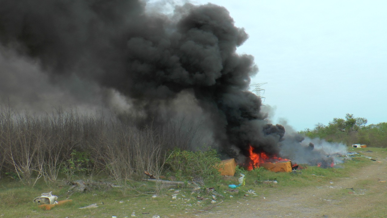 INCENDIO EN TERRENO BALDÍO GENERA ALTAS COLUMNAS DE HUMO.