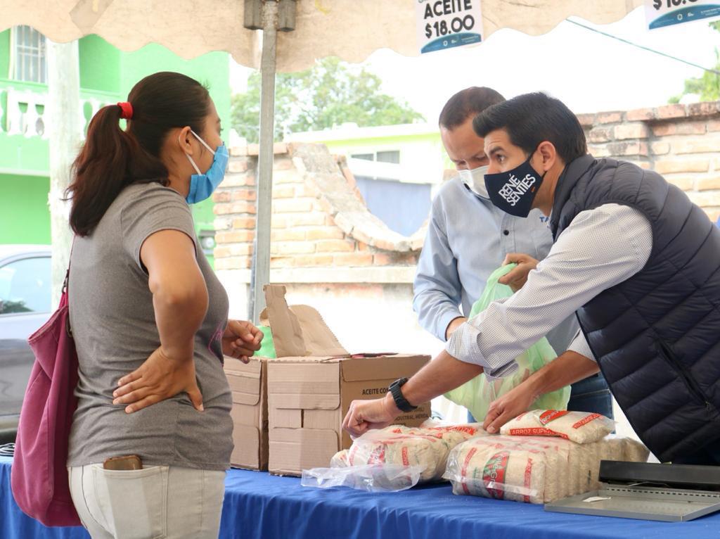 VECINOS DE COLONIA TAMAULIPAS SON BENEFICIADOS CON VENTA DE ABARROTES