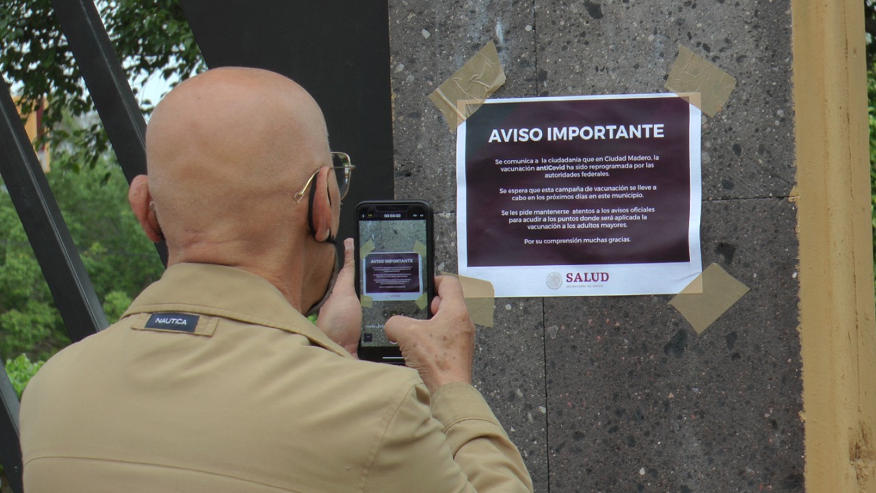 PERSONAS DE LA TERCERA EDAD SE CONFUNDEN Y ACUDEN A VACUNARSE