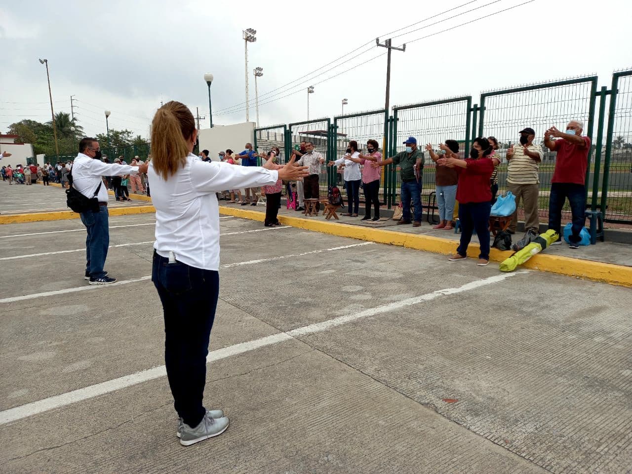 MEDIANTE ACTIVACIÓN FÍSICA ABUELITOS ESPERAN LA VACUNA EN CIUDAD MADERO.