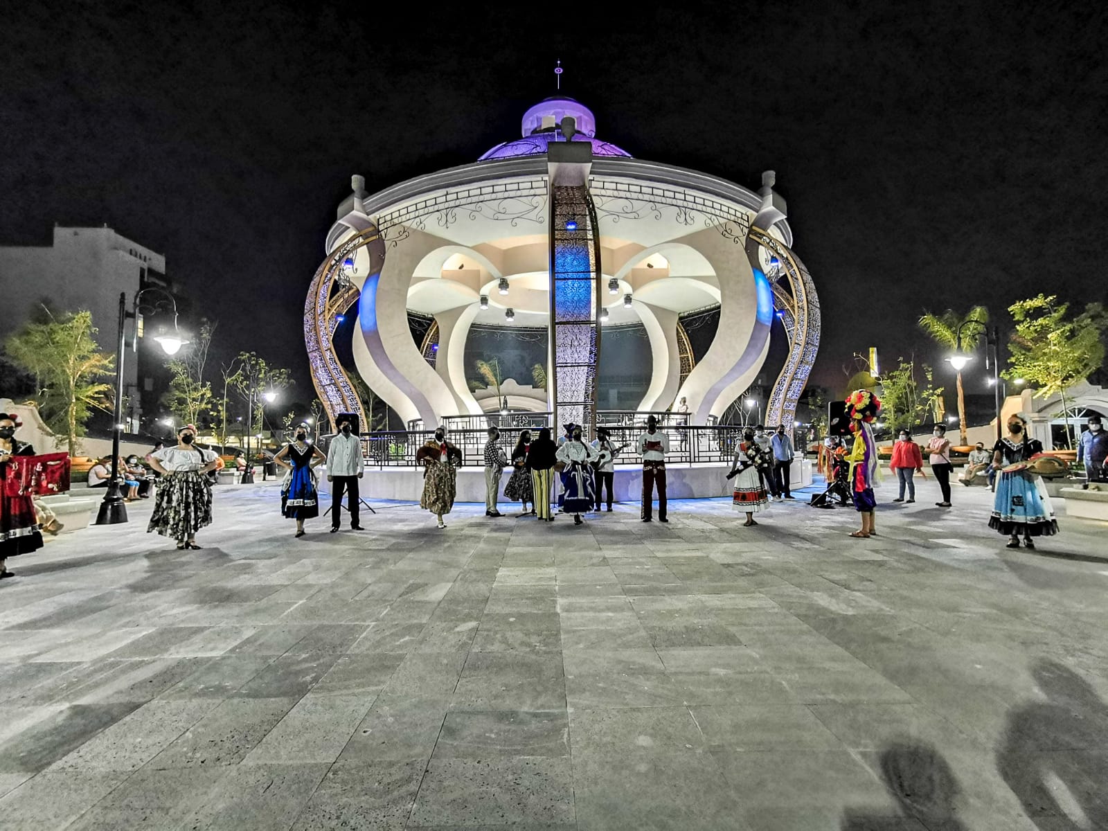 A RITMO DE HUAPANGO DISFRUTARON LOS MADRENSES LA PRESENTACIÓN DEL TRIO  IMPACTO HUASTECO.