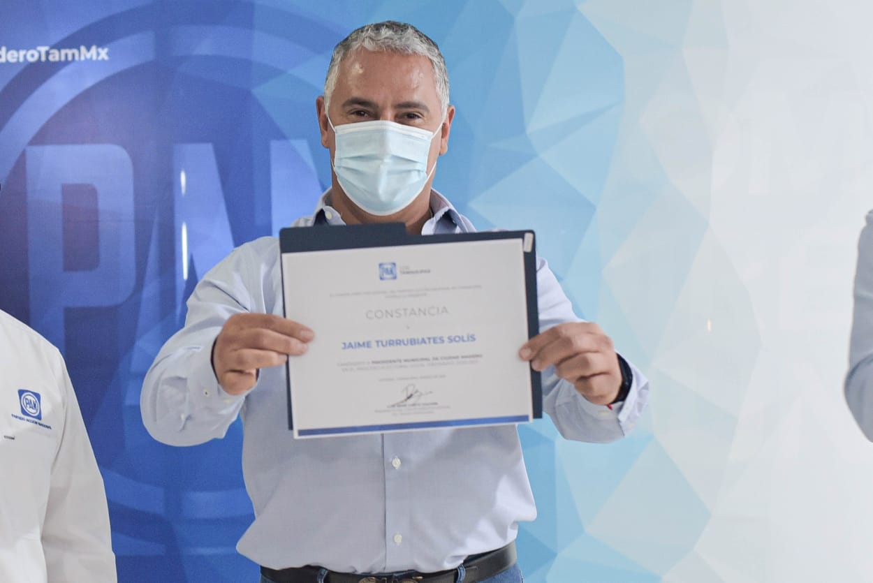 JAIME TURRUBIATES RECIBE CONSTANCIA COMO CANDIDATO DEL PAN A PRESIDENTE MUNICIPAL .