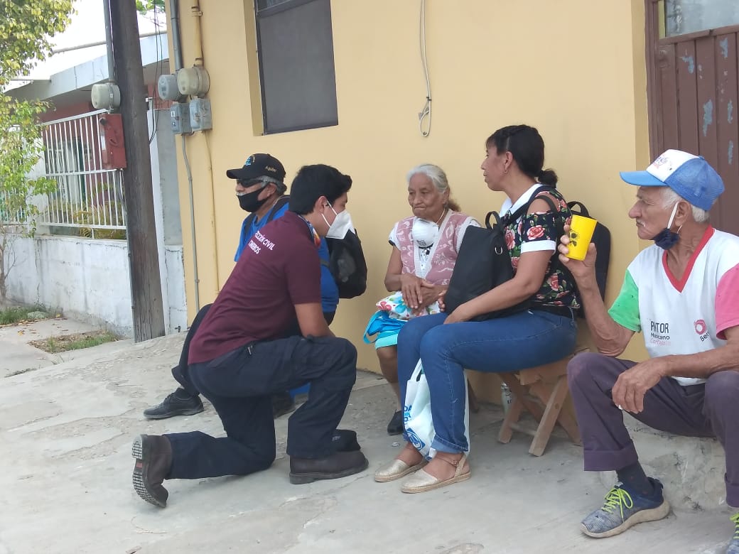 PROTECCION CIVIL AL PENDIENTE DEL LOS ABUELITOS QUE ESPERAN SU VACUNA EN CIUDAD MADERO.