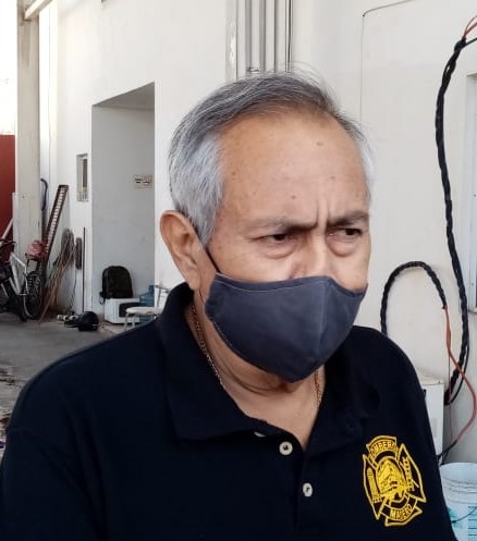 COCODRILO SE “PASEA” FRENTE A CUARTEL DE BOMBEROS DE MADERO.