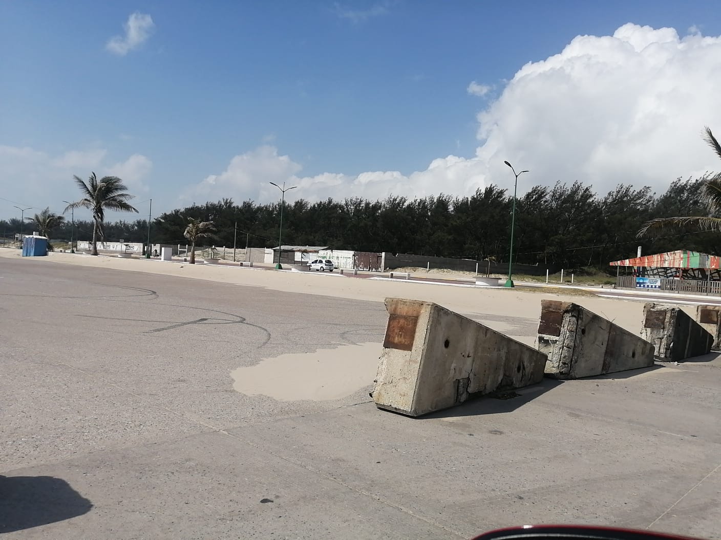 CIERRAN PARCIALMENTE ESTACIONAMIENTO EN PLAYA MIRAMAR.
