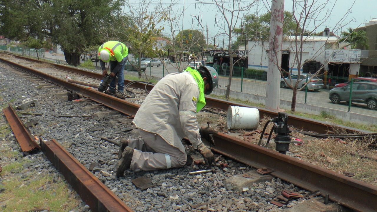 DETECTAN DAÑO EN VÍAS DEL TREN, VECINOS TEMEN ACCIDENTE.