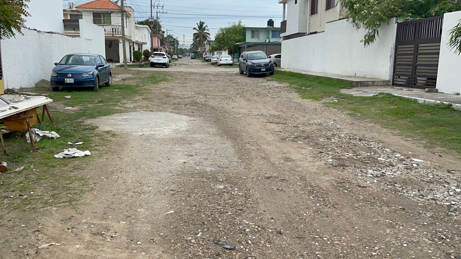 FALTA DE PAVIMENTO PROVOCA ACUMULAMIENTO DE AGUA Y BASURA EN CALLES DE MADERO.