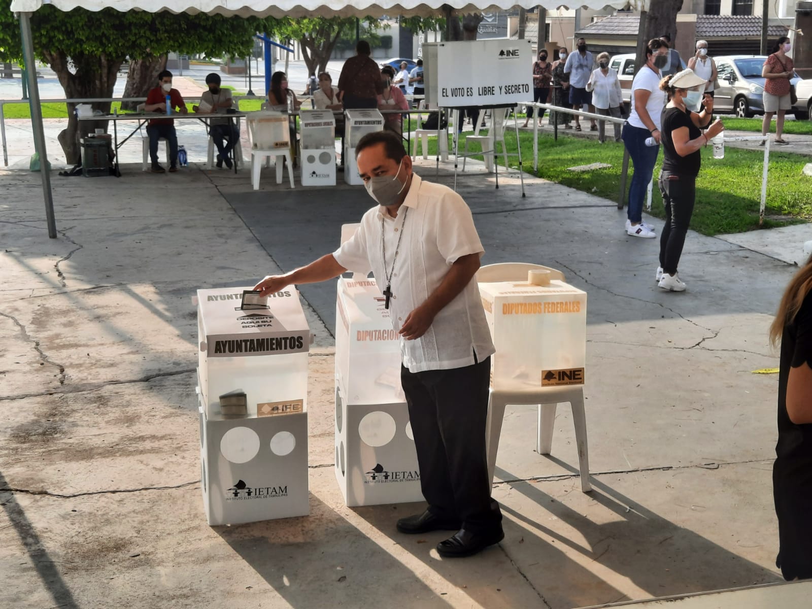 Acude a Votar Obispo José Armando Álvarez Cano; Confía en Elecciones Pacíficas.