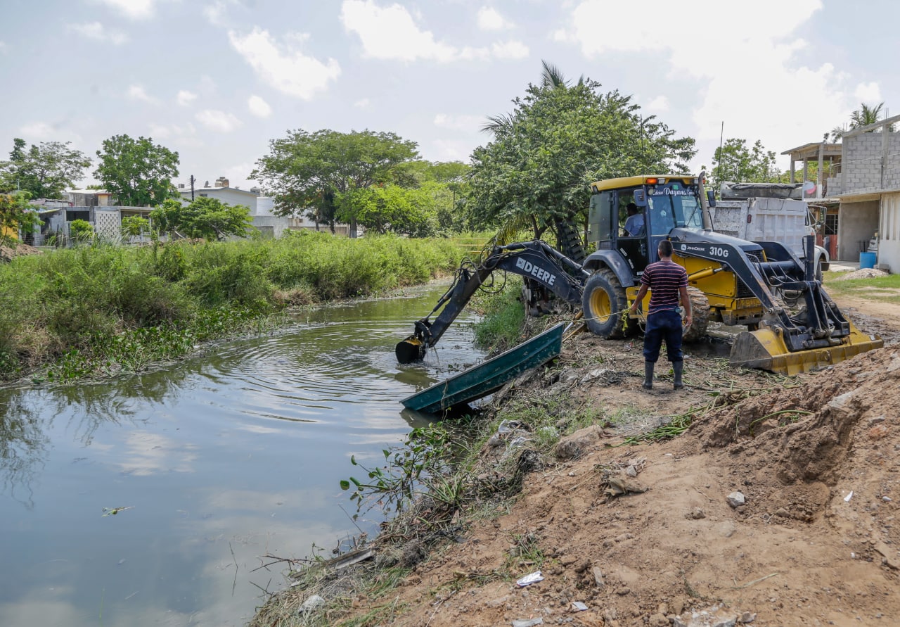 INTENSIFICAN LIMPIEZA DE CANALES EN CIUDAD MADERO.