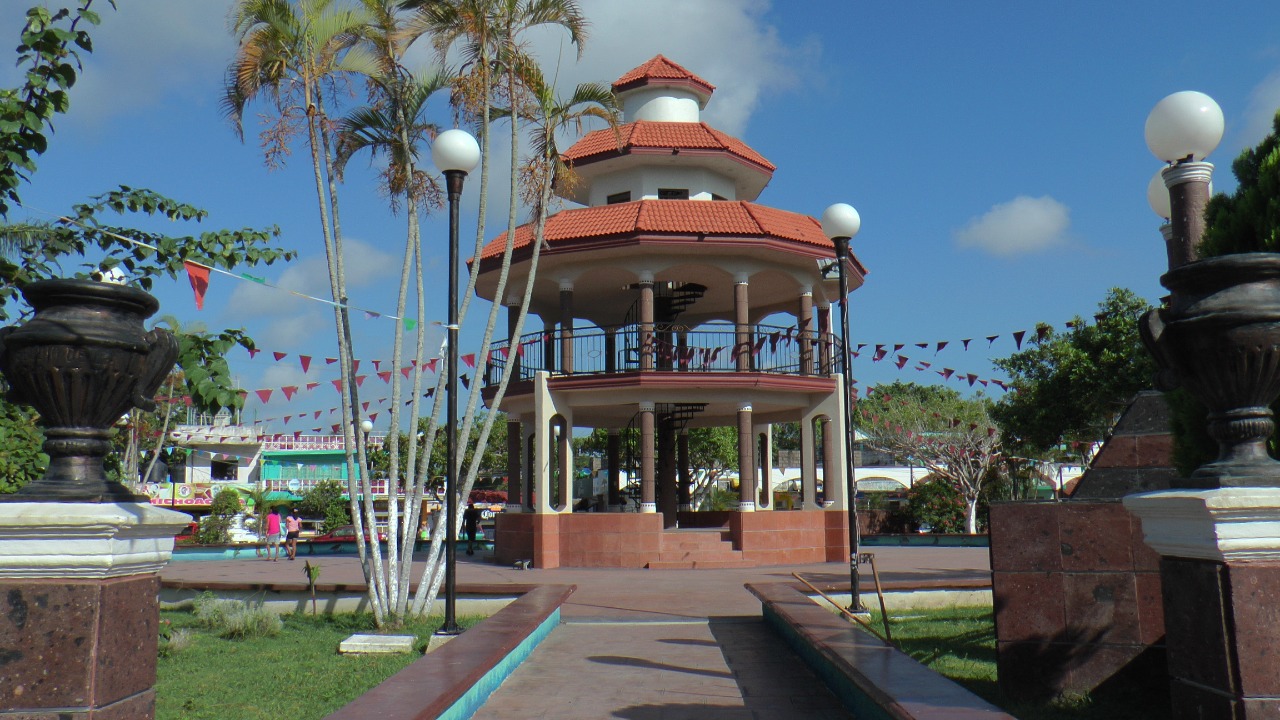 KIOSCO DE PLAZA ES UTILIZADO COMO MOTEL.