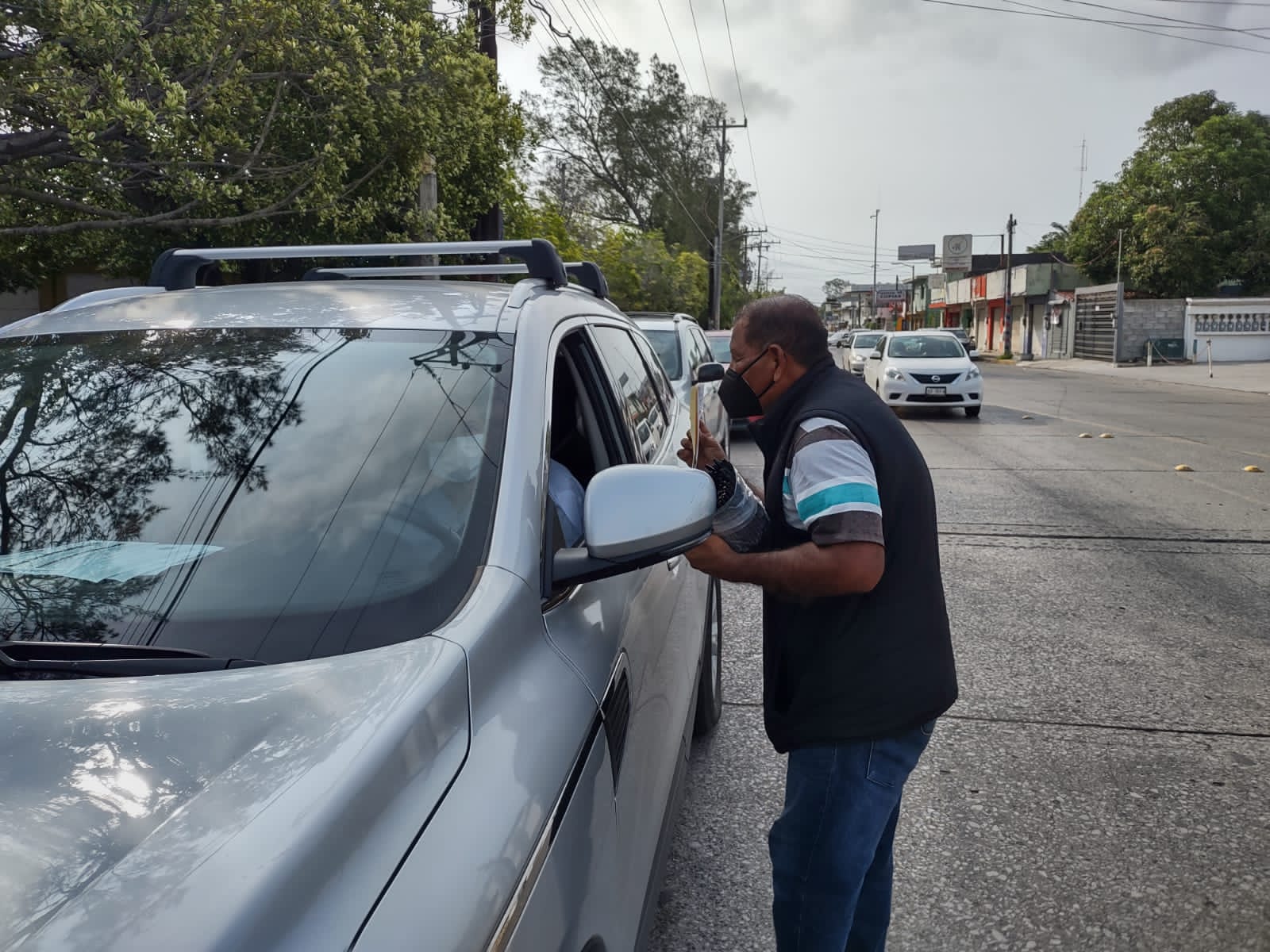 SU HIJO REQUIRIERE TRASPLANTE, VENDE PLUMAS PARA JUNTAR DINERO.