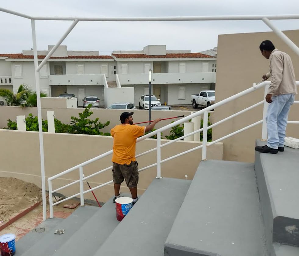 REALIZAN TRABAJOS DE MANTENIMIENTO EN COMPLEJO DEPORTIVO DE PLAYA