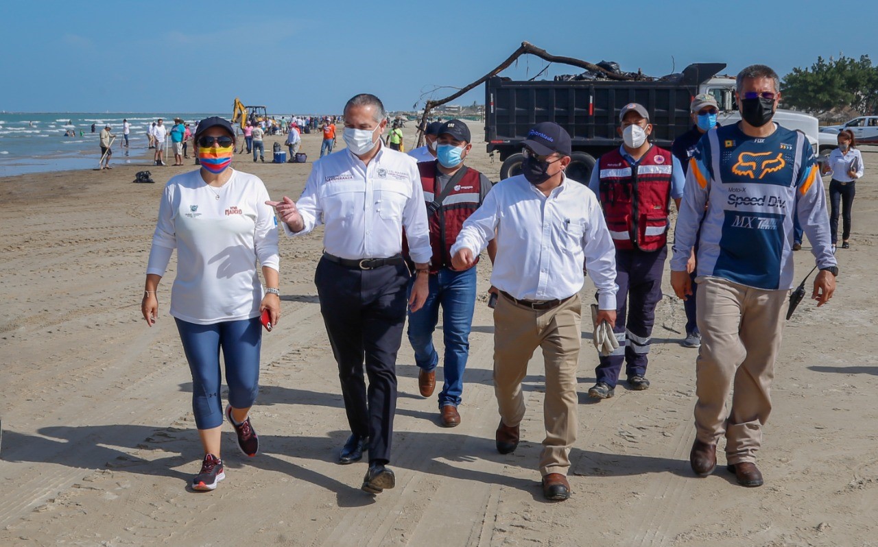 UNEN ESFUERZOS GOBIERNO DE CIUDAD MADERO Y PEMEX EN LIMPIEZA DE PLAYA MIRAMAR.