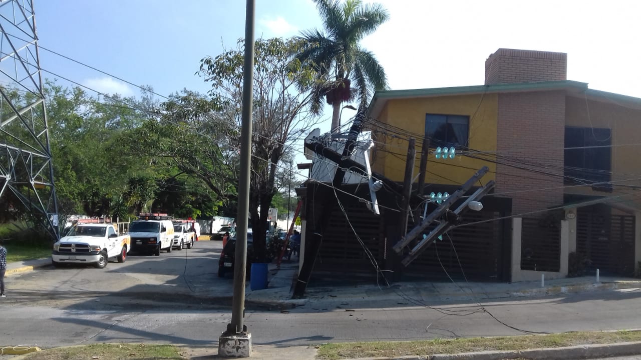 POSTES DESPEDAZADOS POR PERCANCE VEHICULAR. POSTES DESPEDAZADOS POR PERCANCE VEHICULAR.