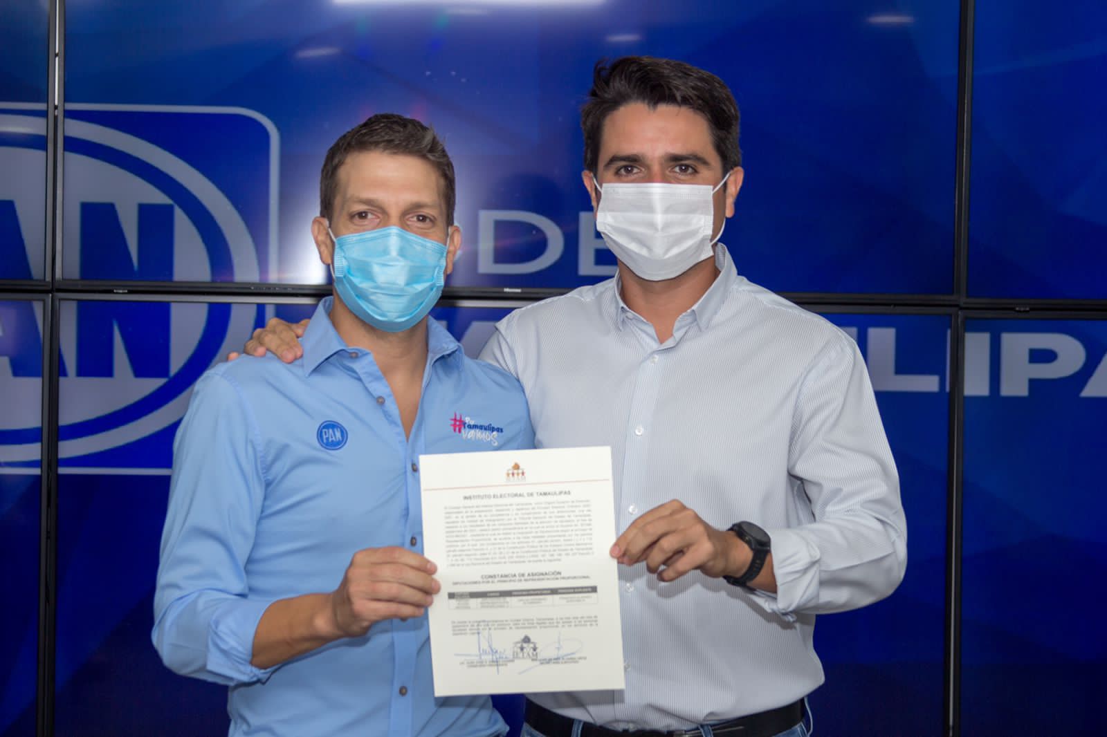 RECIBE CARLOS FERNÁNDEZ CONSTANCIA COMO DIPUTADO LOCAL.