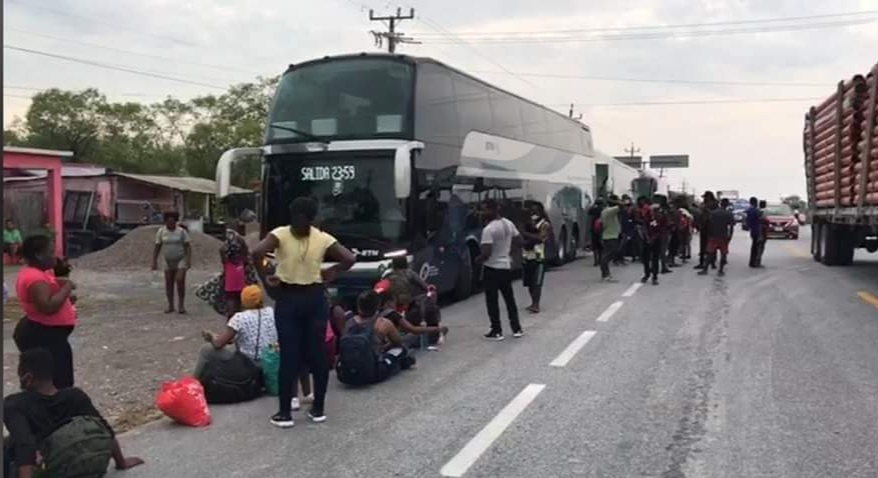 MÁS DE 500 HAITIANOS RETENIDOS POR LA GN Y EL EJÉRCITO A LA ALTURA DE SAN FERNANDO TAMAULIPAS.