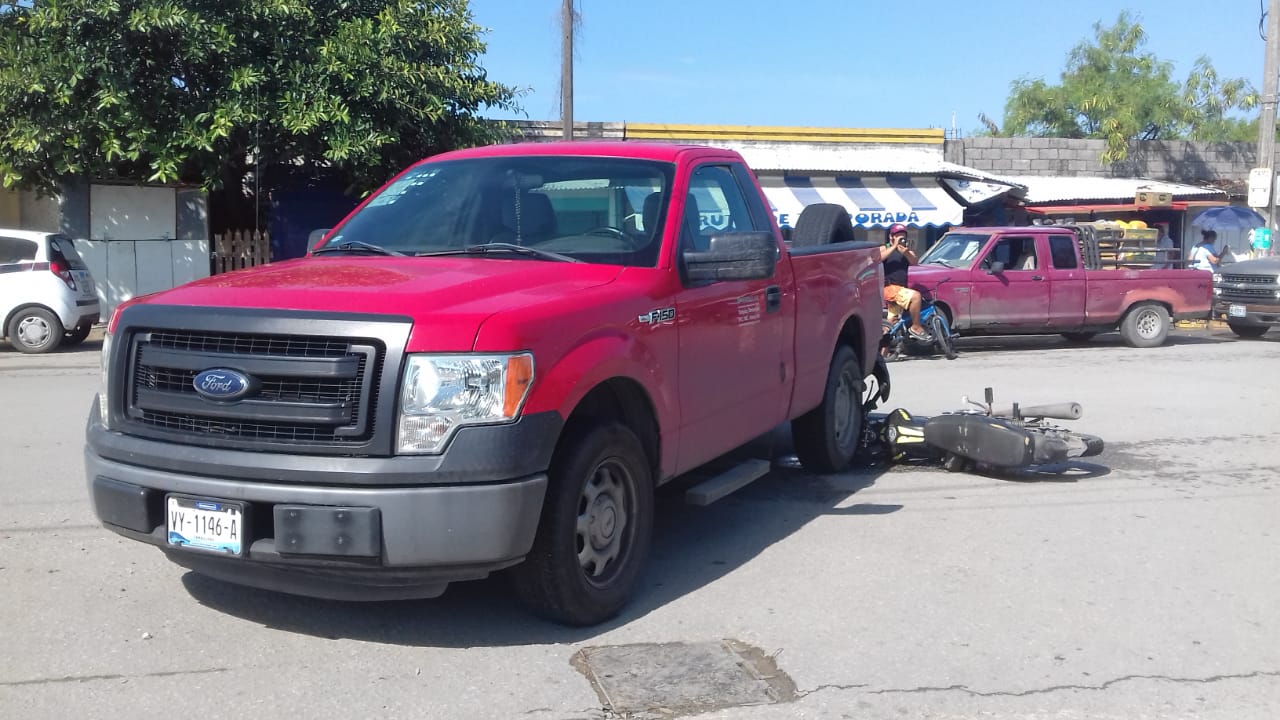 CONDUCTOR ARROLLA A DOS MOTOCICLISTAS.