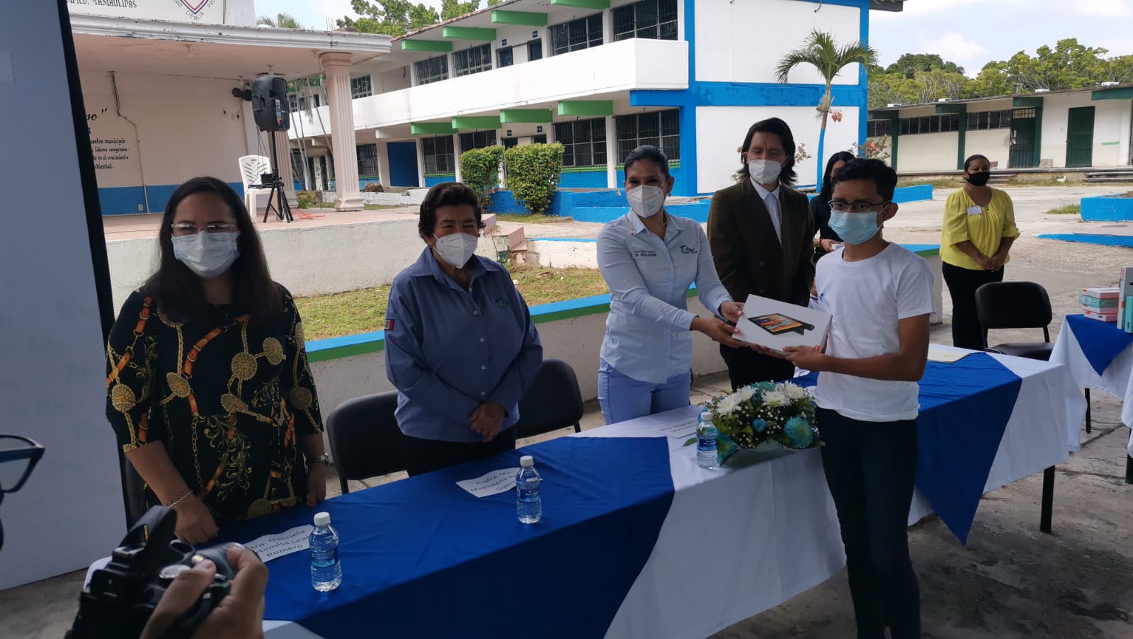 ENTREGAN 60 TABLETAS A SECUNDARIA 6 DE TAMPICO. ENTREGAN 60 TABLETAS A SECUNDARIA 6 DE TAMPICO.