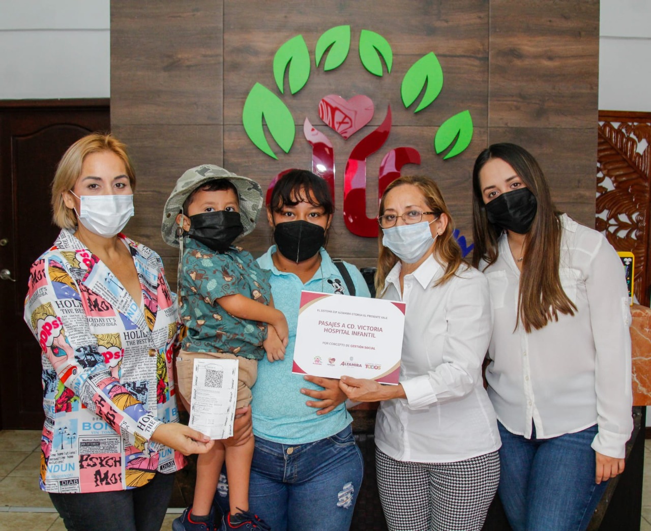 ROSSY LUQUE DE MARTÍNEZ SIGUE ENTREGANDO APOYOS PARA ATENCIÓN MÉDICA ESPECIALIZADA