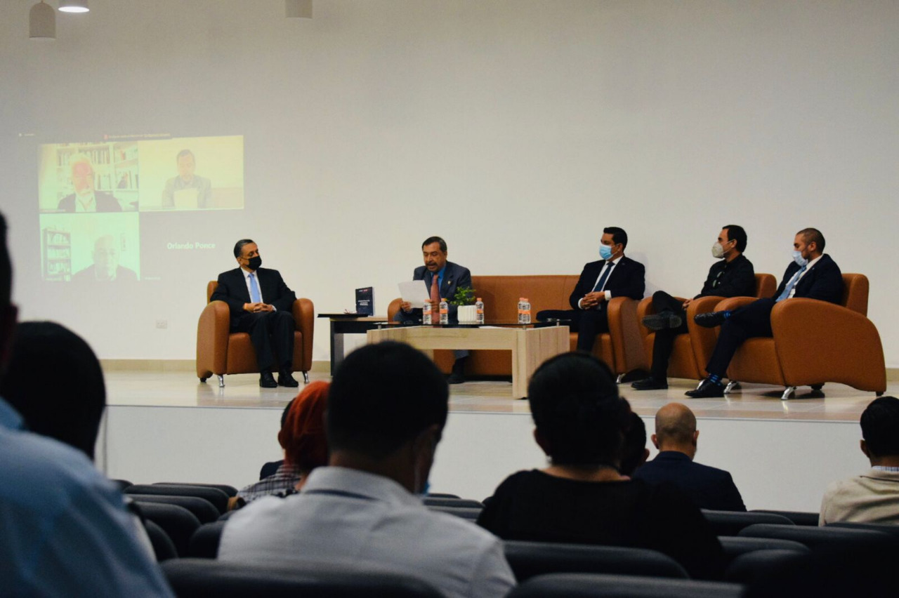 PRESENTAN OBRA ADMINISTRACION Y FINCION POLICIAL”