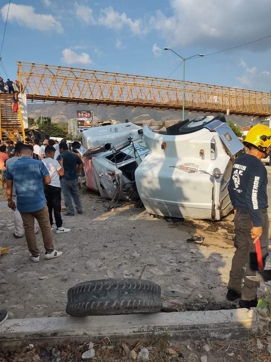 TRÁILER REPLETO DE MIGRANTES VUELCA EN EL TRAMO TUXTLA-CHIAPA DE CORZO, SE HABLA DE 49 PERSONAS FALLECIDAS