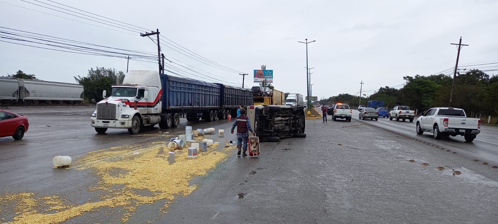 FALLA MECÁNICA TERMINA EN VOLCADURA.