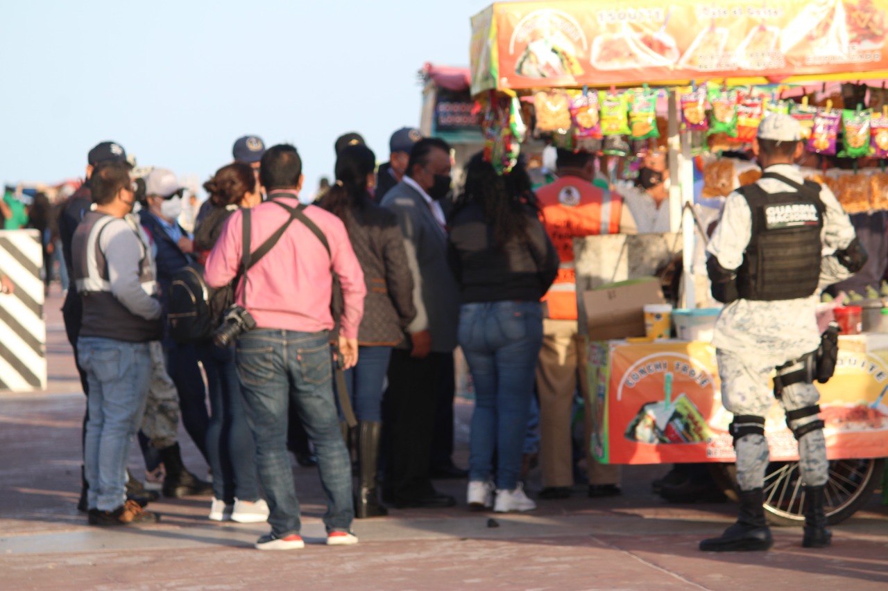 RETIRAN A COMERCIANTES AMBULANTES DE ESCOLLERAS EN PLAYA.