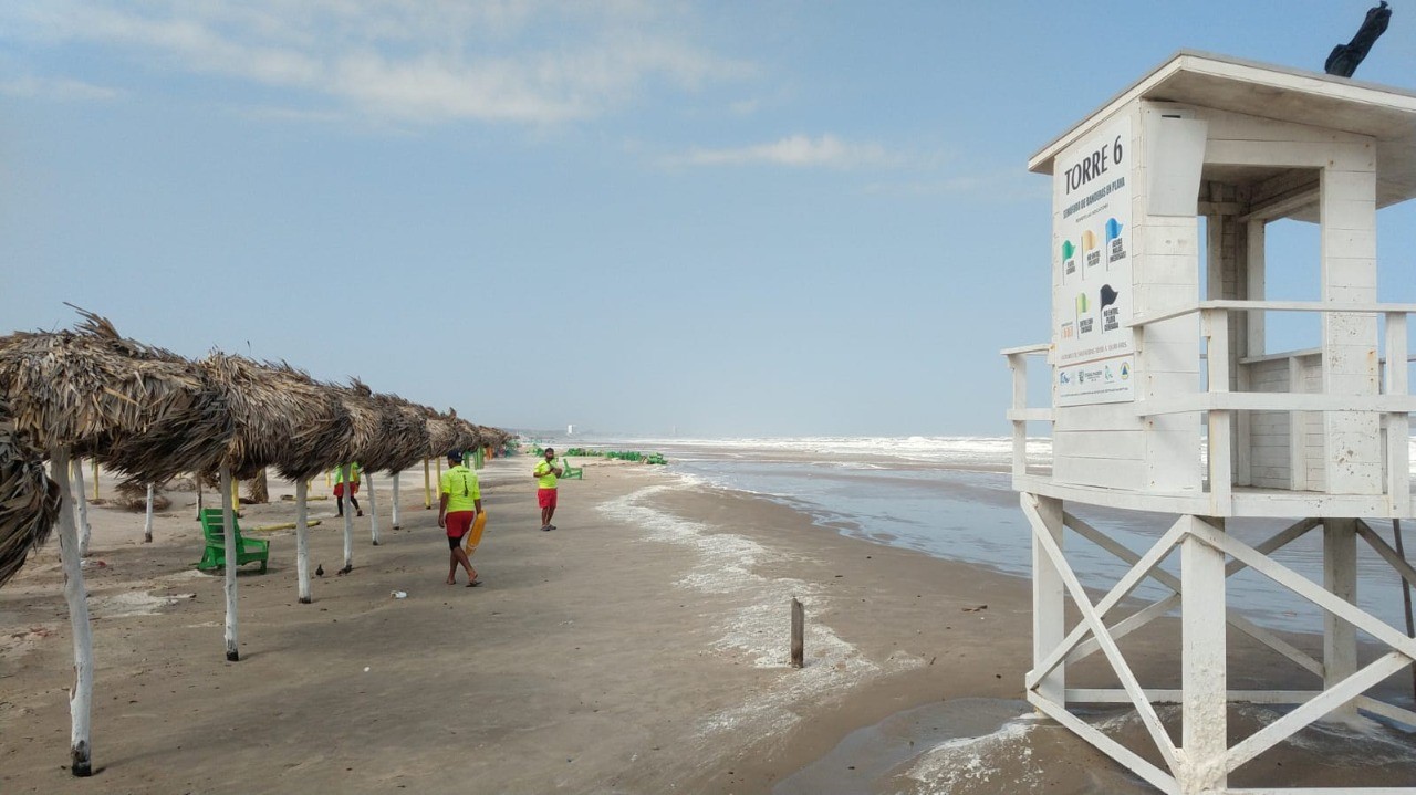 CIERRAN PLAYA MIRAMAR A BAÑISTAS POR MAREA ALTA