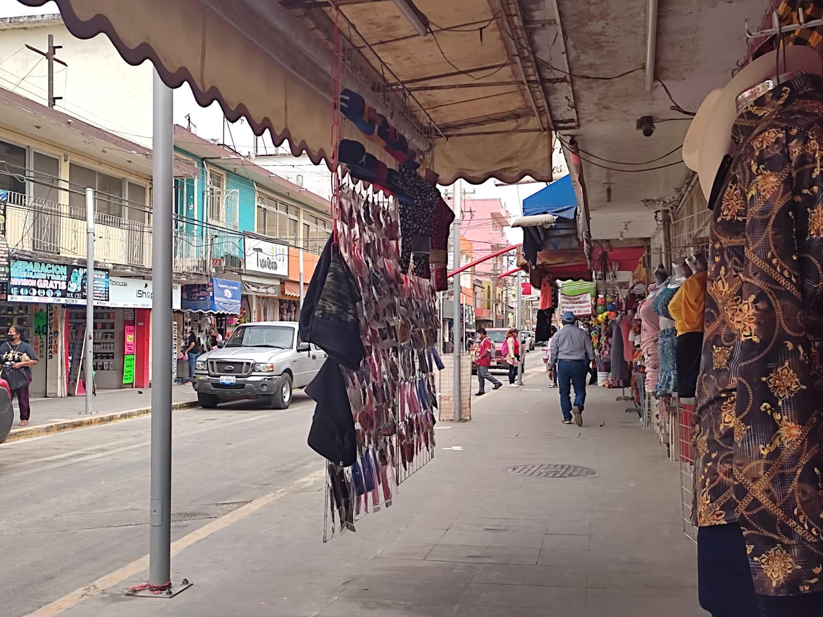 EMPEZARÁN CON MULTAS A COMERCIANTES QUE OFERTEN SUS PRODUCTOS EN PLENA BANQUETA. EMPEZARÁN CON MULTAS A COMERCIANTES QUE OFERTEN SUS PRODUCTOS EN PLENA BANQUETA.