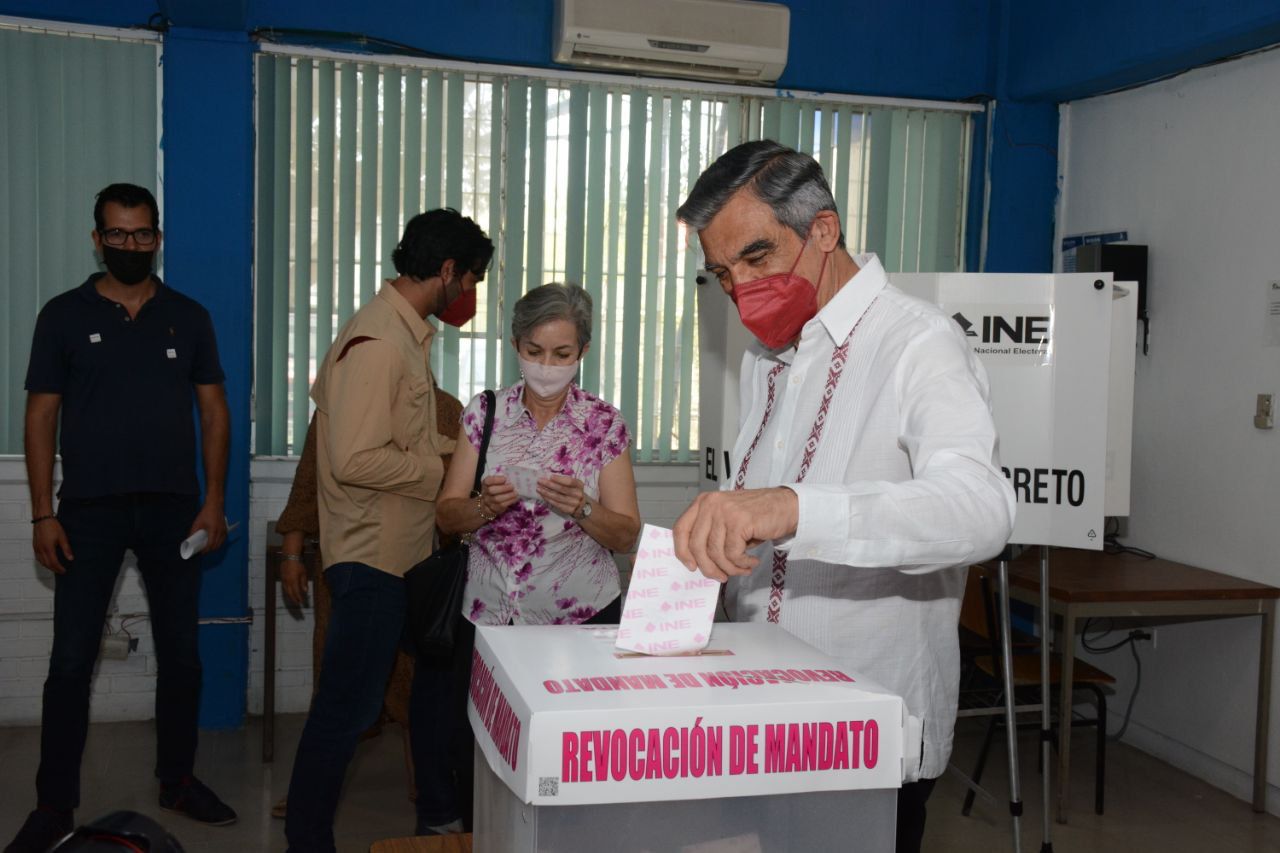 AMÉRICO VOTA Y DICE QUE SE SOMETERÍA A UNA CONSULTA DE REVOCACIÓN