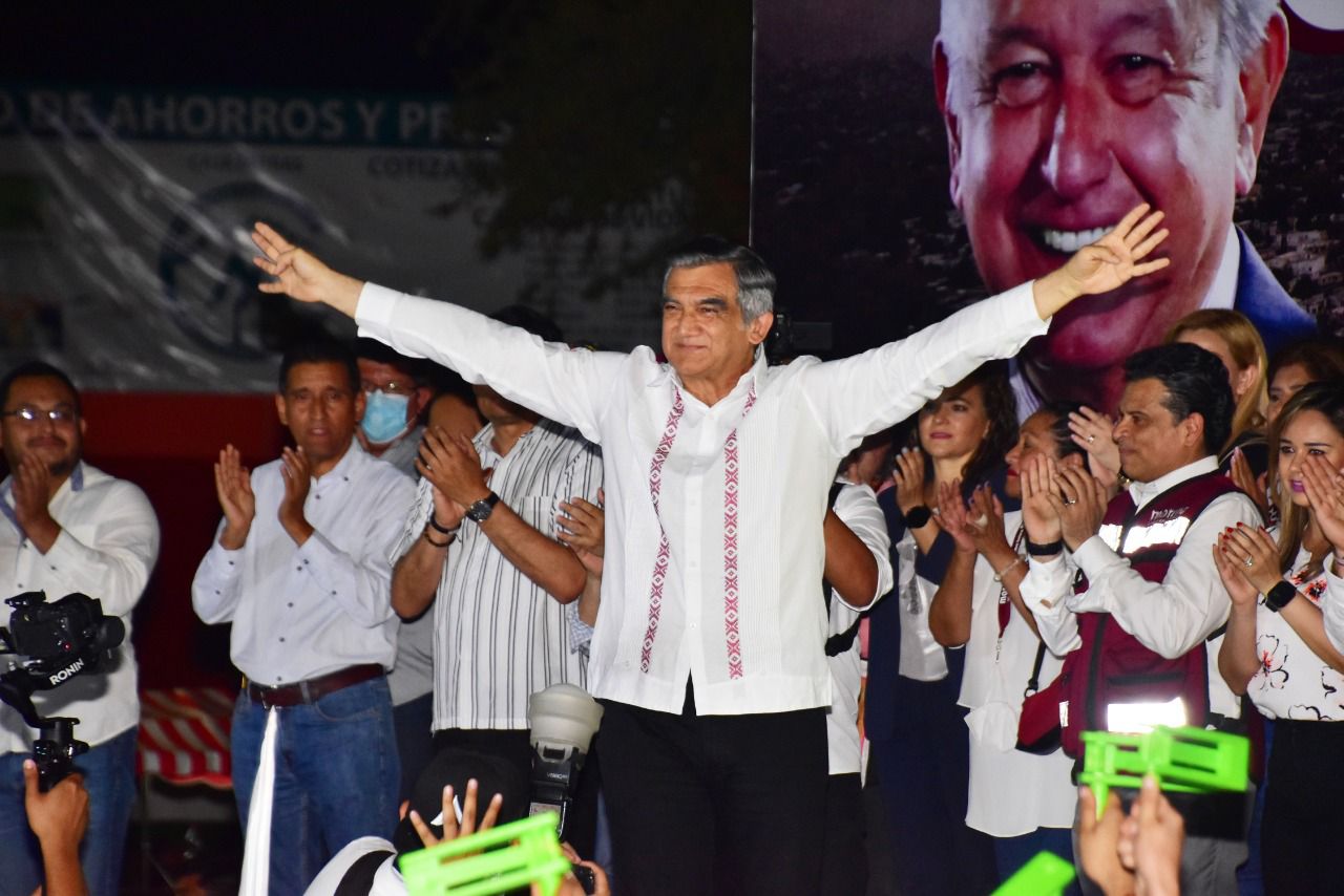 *Sí se pudo, !ganamos!: Américo*  Cd. Victoria, Tam.- “Desde aquí, desde la capital del estado y en conjunto con los 43 municipios de Tamaulipas les decimos que ya ganamos; ¡sí se pudo!… ¡Claro que se puede!”, expresó el doctor Américo Villarreal Anaya, al encabezar la celebración por el triunfo a favor del presidente Andrés Manuel López Obrador, tras la consulta de revocación de mandato.  En lo que llamó “una gran fiesta electoral a favor de la democracia”, el candidato a la gubernatura de Tamaulipas Américo Villarreal aseguró que a pesar de todas las “marrullerías y de que el Instituto Nacional Electoral solo instaló una tercera parte de las casillas, el pueblo de México y el pueblo de Tamaulipas lograron un gran triunfo y se manifestaron a favor de la continuidad de nuestro gran presidente Andrés Manuel López Obrador”.  “Estamos festejando el triunfo de la democracia y de la continuidad del presidente López Obrador”, dijo.  En el 17 Carrera Torres, en medio de una gran fiesta popular en la que miles de victorenses salieron a este emblemático punto de la capital tamaulipeca a festejar, el abanderado de la candidatura común Morena, PVEM y PT aseguró a los presentes que este ha sido el primer paso para lo que va a suceder el próximo 5 de junio.  “Me comprometo a que nos volveremos a ver aquí el 5 de junio”, expresó.  Acompañado por el Delegado del CEN de Morena, Ernesto Palacios, por el alcalde de Victoria, Eduardo Gattás y diputados locales, entre otros, el candidato de ‘Juntos Hacemos Historia’ refrendó su lealtad a los valores por la honestidad, la verdad y la justicia y a los principios de no robar, no mentir y no traicionar al pueblo.  “Estamos con la Cuarta Transformación y claro que es un honor estar con Obrador, nuestro gran presidente”, reiteró.   Antes de finalizar su mensaje preguntó una vez más a la multitud: ¿Se puede Tamaulipas?…”Claro que se puede”, respondieron todos al unísono para después corear a una sola voz el grito “Gobernador…gobernador…gobernador”.