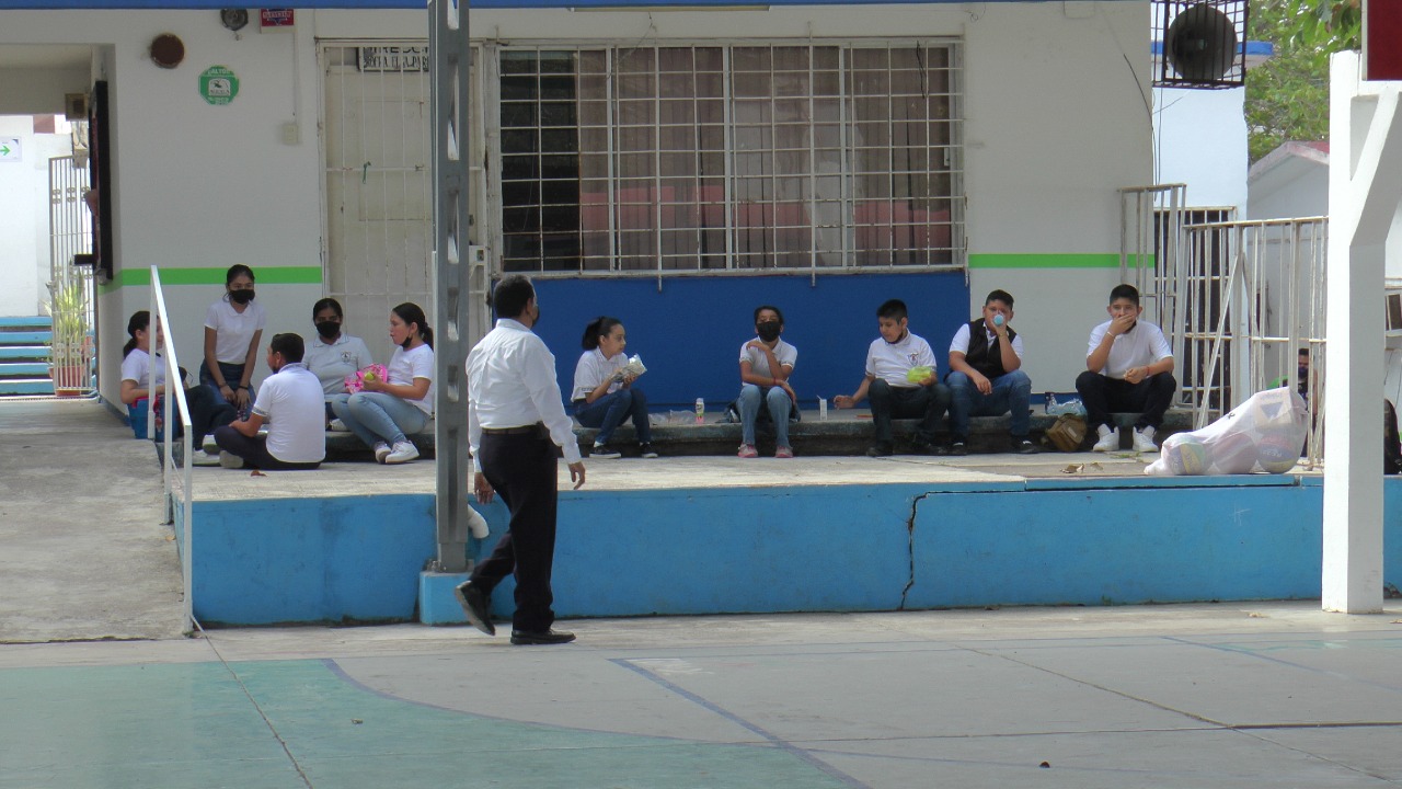 SIN LUZ ELÉCTRICA EN ESCUELA PÚBLICA