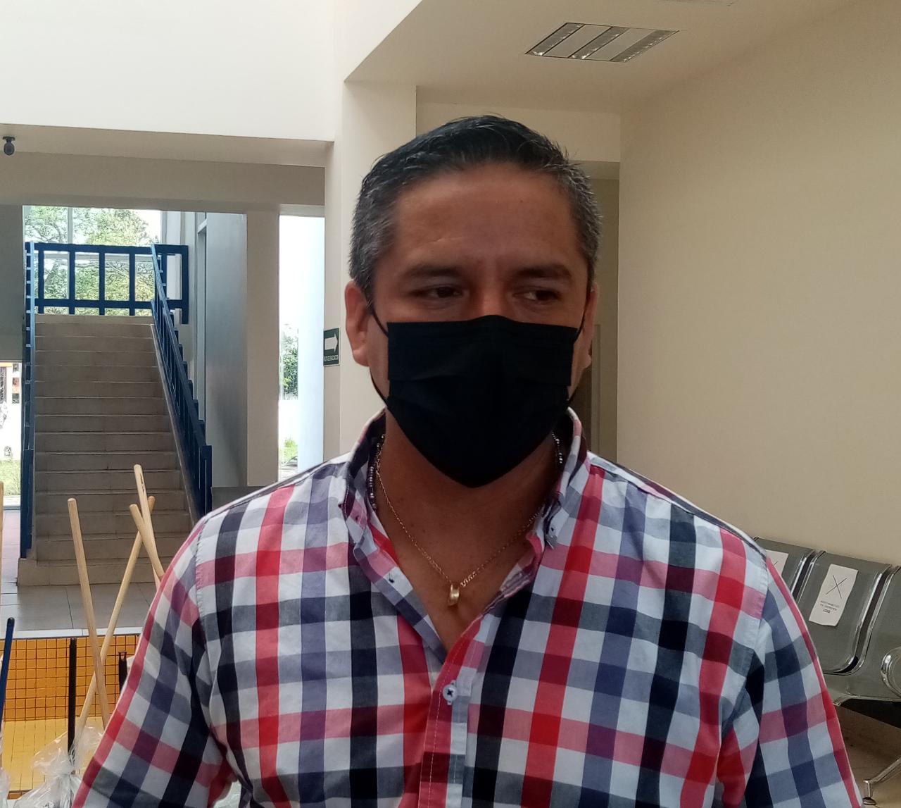 PADRES REPARAN MESABANCOS EN ESCUELAS DE MADERO PARA QUE SUS HIJOS TENGAN DONDE SENTARSE.