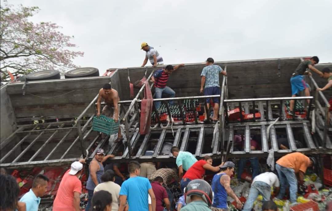 VUELCA TRAILER CARGADO DE REFRESCO