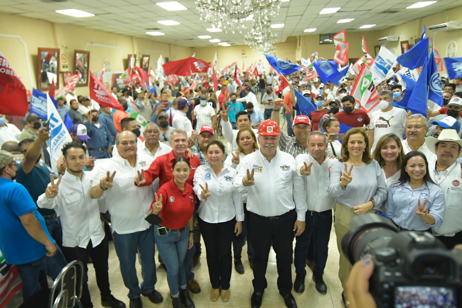 OBREROS DAN RESPALDO A CÉSAR TRUKO VERÁSTEGUI OBREROS DAN RESPALDO A CÉSAR TRUKO VERÁSTEGUI