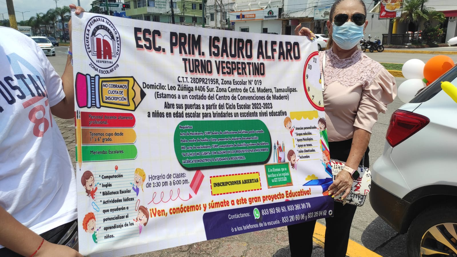 MAESTROS BUSCAN MATRÍCULA PARA SU ESCUELA EN LAS CALLES.