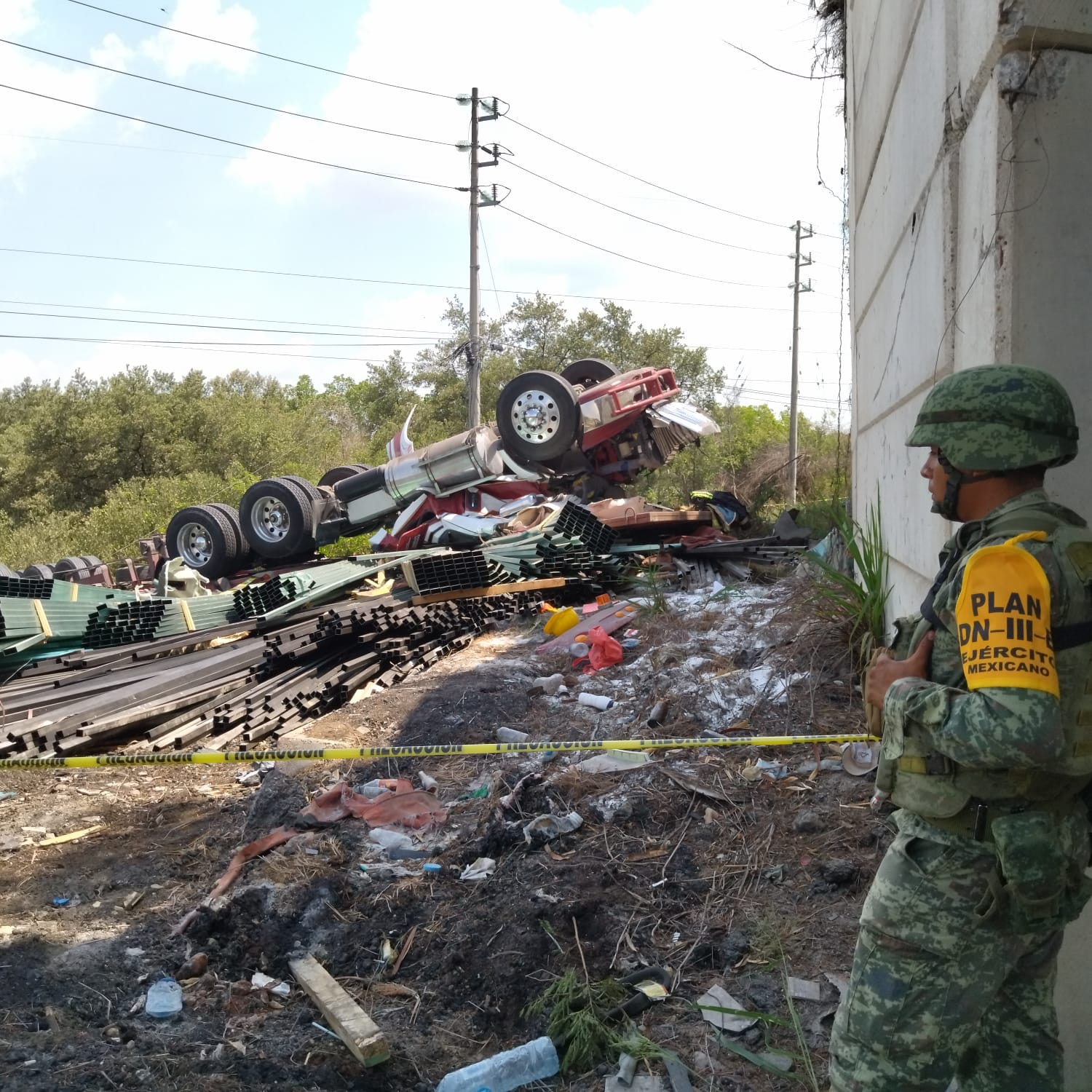 FALLECE OPERADOR DE TRÁILER AL CAER DEL PUENTE PRIETO.