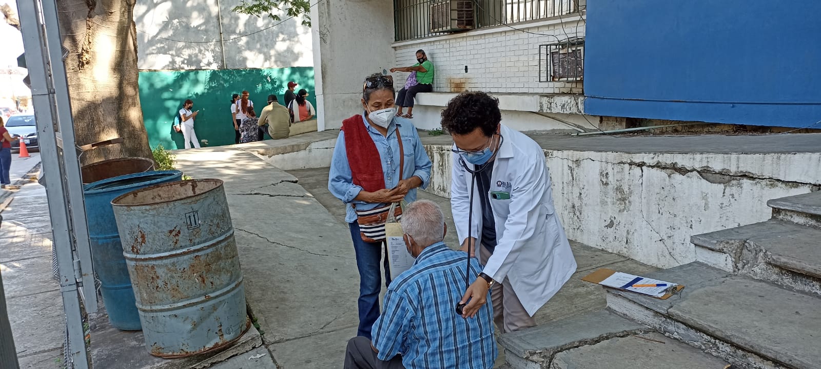 POR MIEDO ATIENDEN A PACIENTES EN EL PATIO DEL CENTRO DE SALUD.