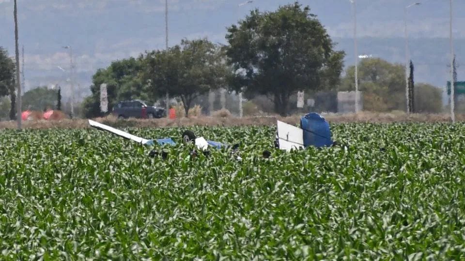 SE ESTRELLA AVIONETA TRAS DESPEGAR DEL AEROPUERTO INTERCONTINENTAL, DOS MUERTOS