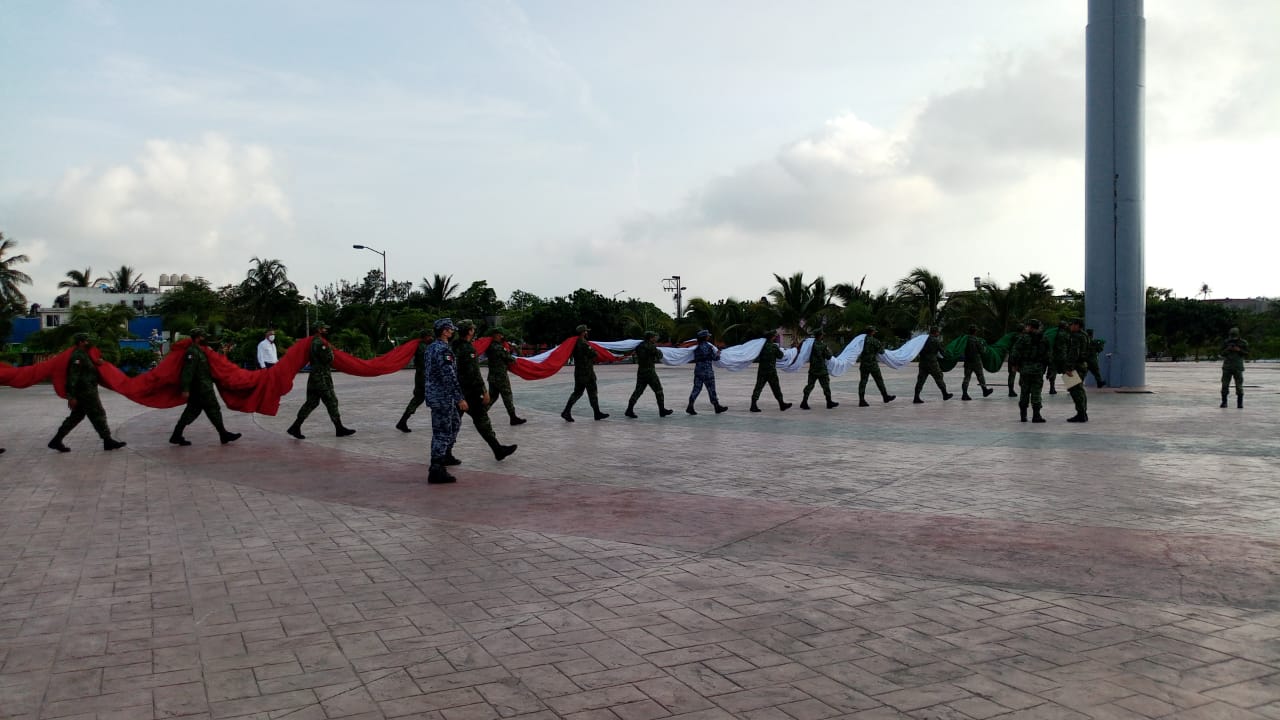 IZAN MONUMENTAL BANDERA EN MADERO.