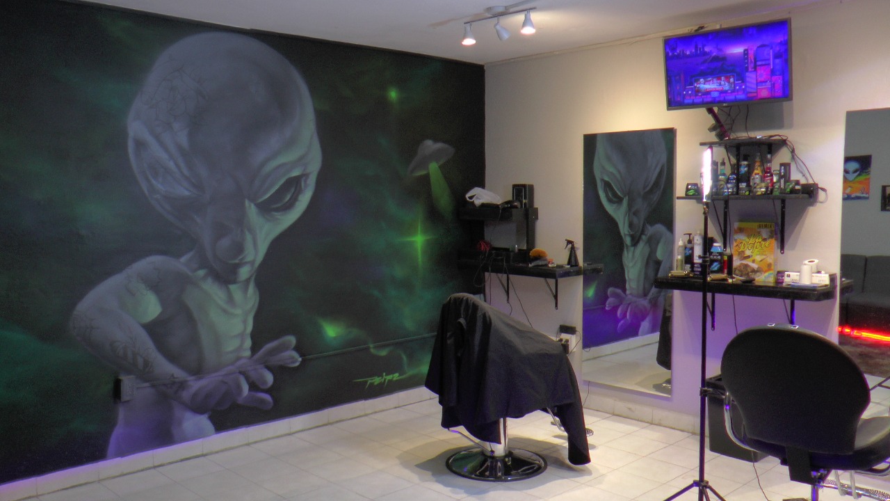 PRIMERA BARBERÍA ALIEN