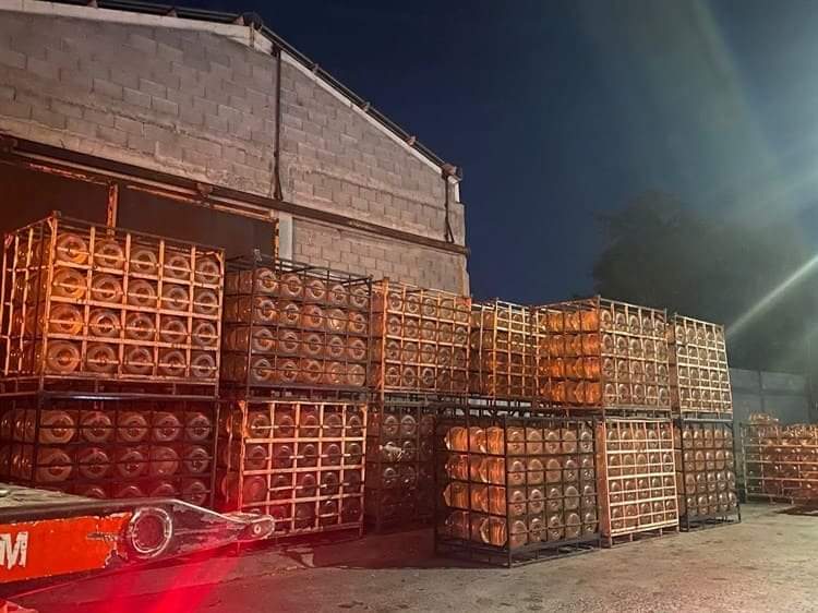 EN NUEVO LEÓN ROBAN TRAILER CON MÁS DE MIL GARRAFONES DE AGUA