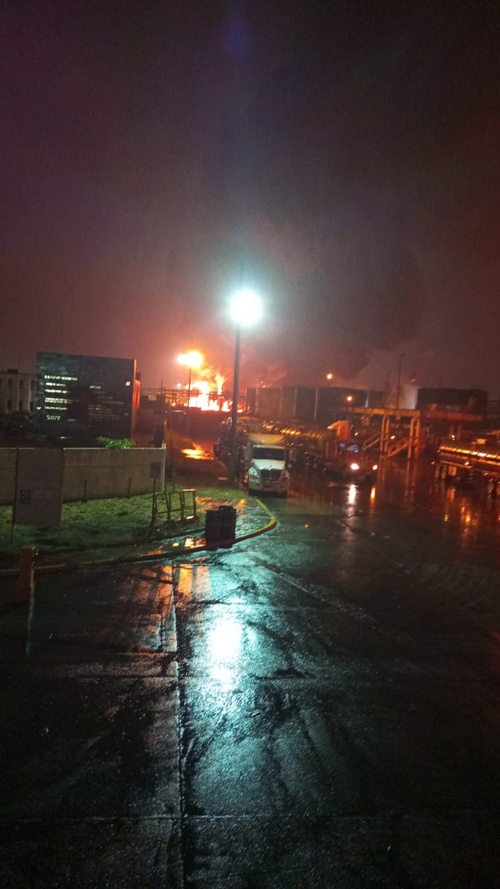 Rayo Provoca Explosión e Incendio en la Refinería; Fallece un Obrero.
