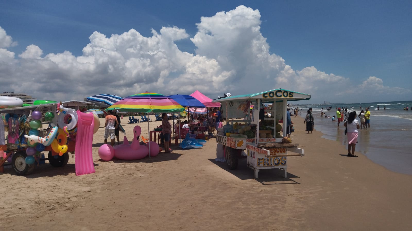 PALAPEROS ABUSAN DEL TURISMO.