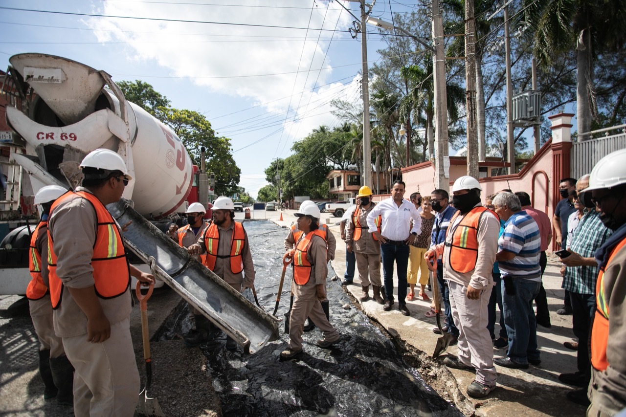 SUPERVISA GERENTE DE COMAPA OBRA DE PAVIMENTACIÓN EN CIUDAD MADERO