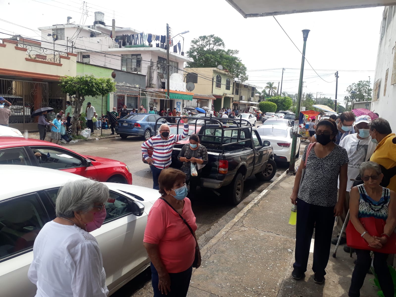 ABUELITOS LLEVAN CUATRO DÍAS TRATANDO DE COBRAR PENSIÓN.