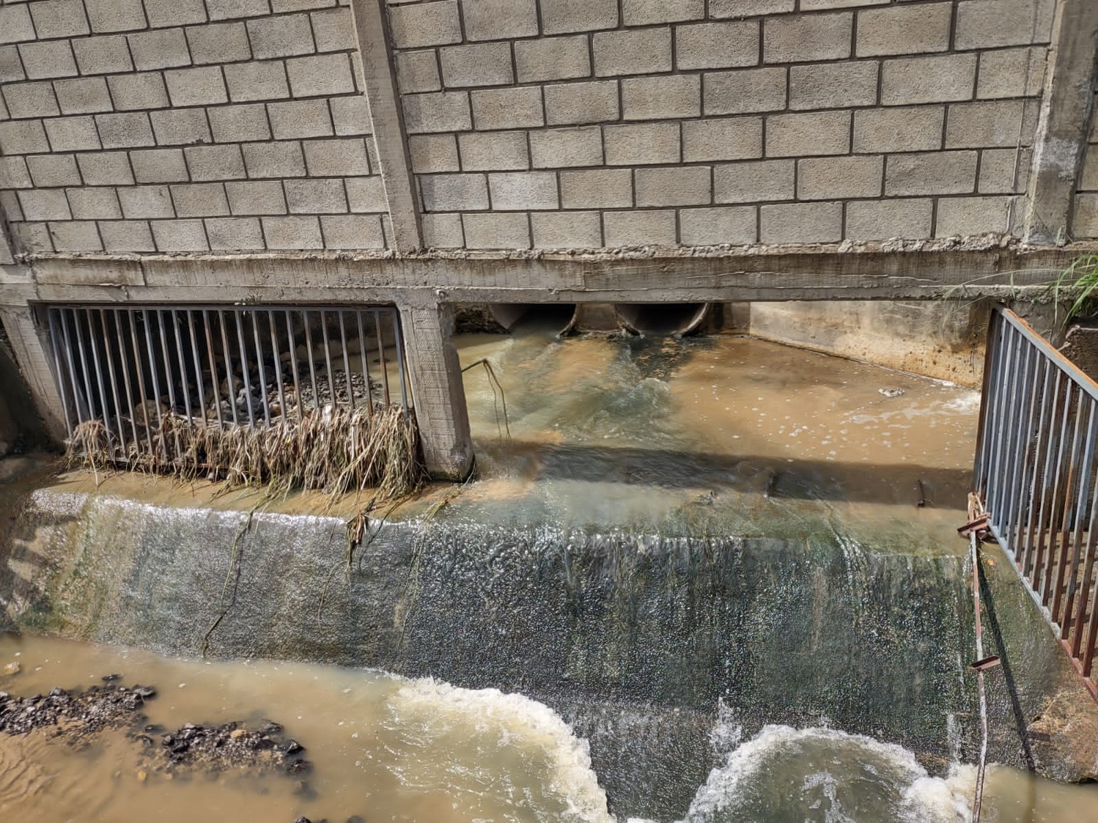 AEROPUERTO ARROJA TURBOSINA A DREN PLUVIAL