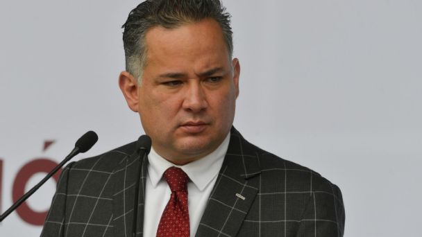 EXHIBEN A SANTIAGO NIETO